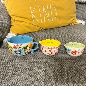 Pioneer woman glass measuring cups